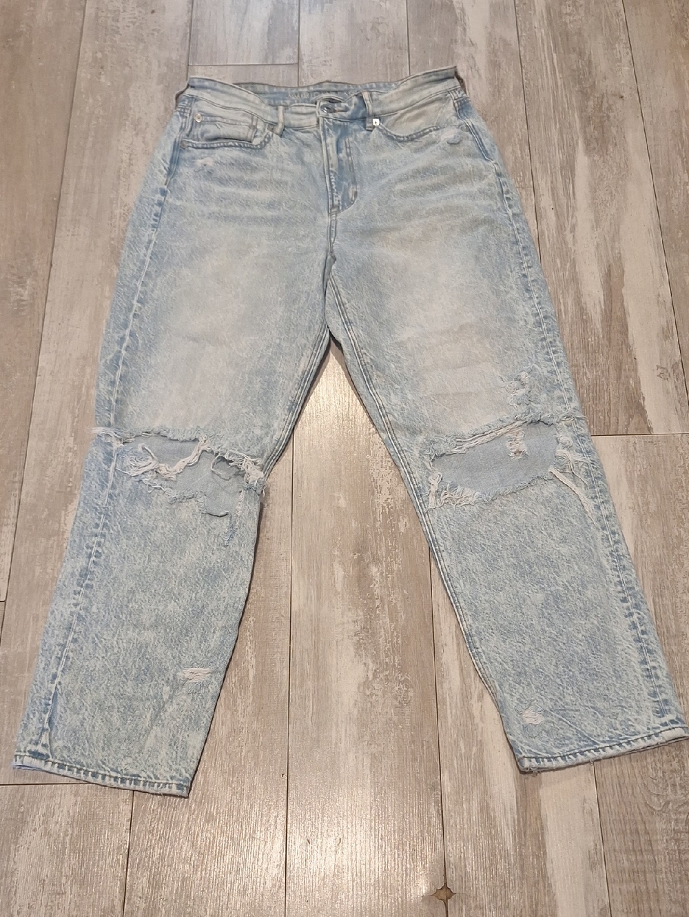 American Eagle Outfitters Light Blue Distressed Relaxed Jeans